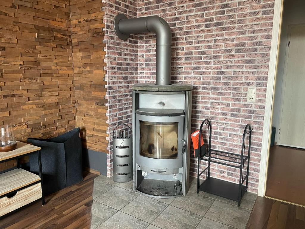 Wohnzimmer mit Kamin in den Neuseenland Apartments