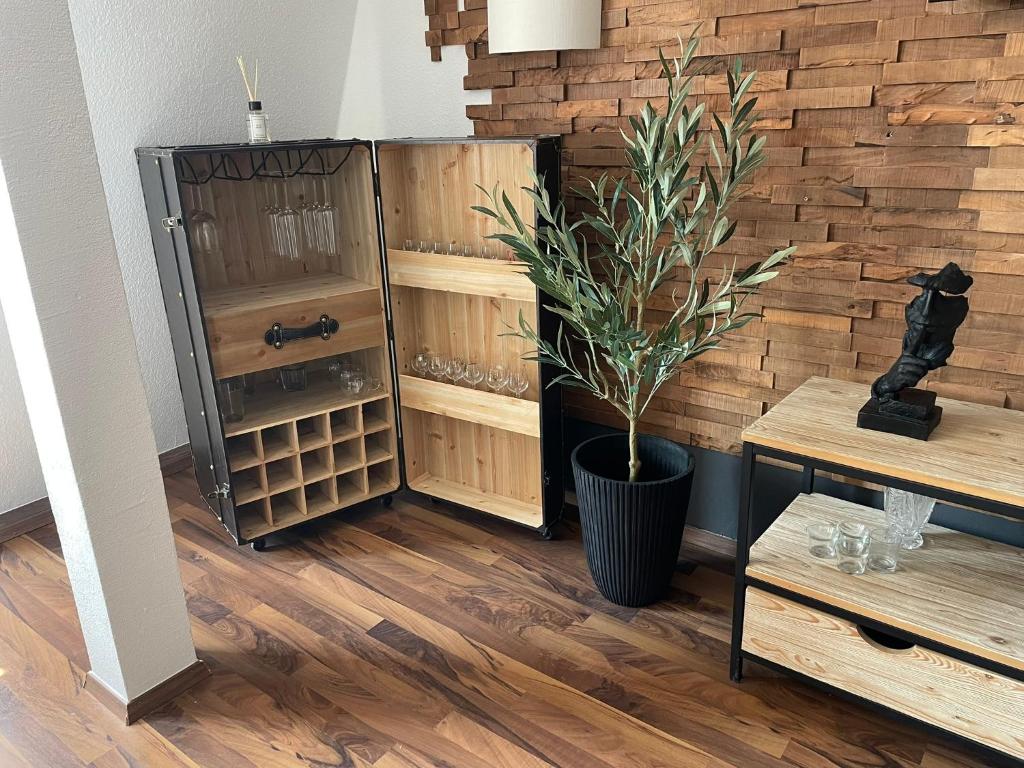 Wohnzimmer mit Blick in den Neuseenland Apartments