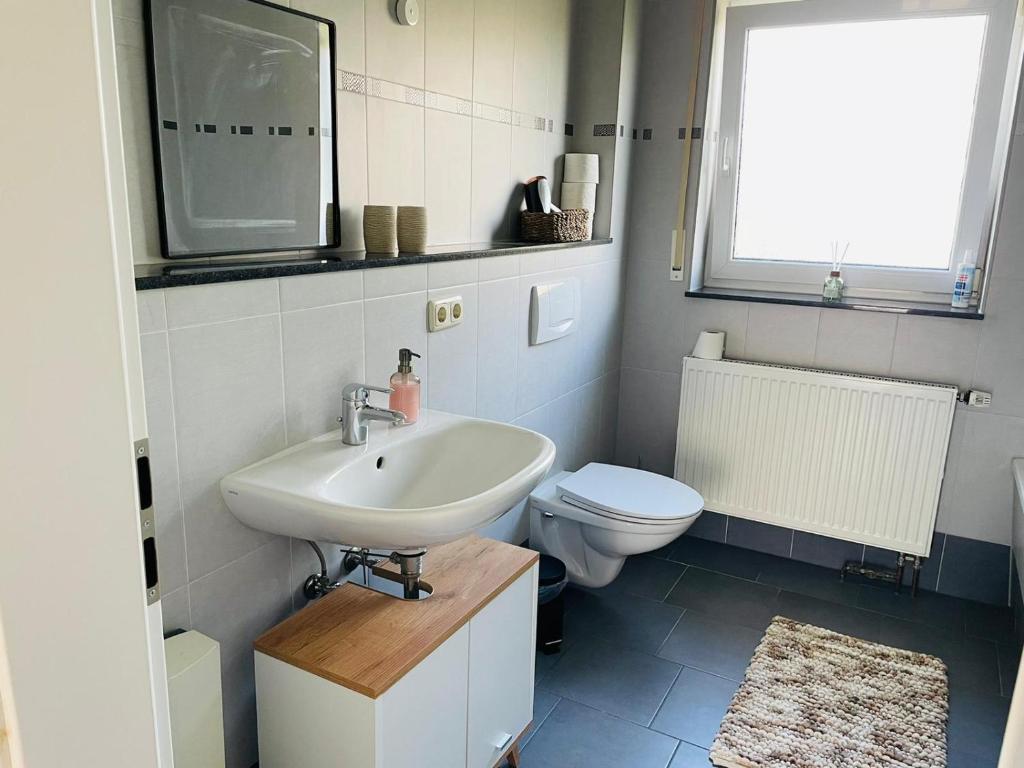 Bad mit Badewanne in der Fewo Qualle